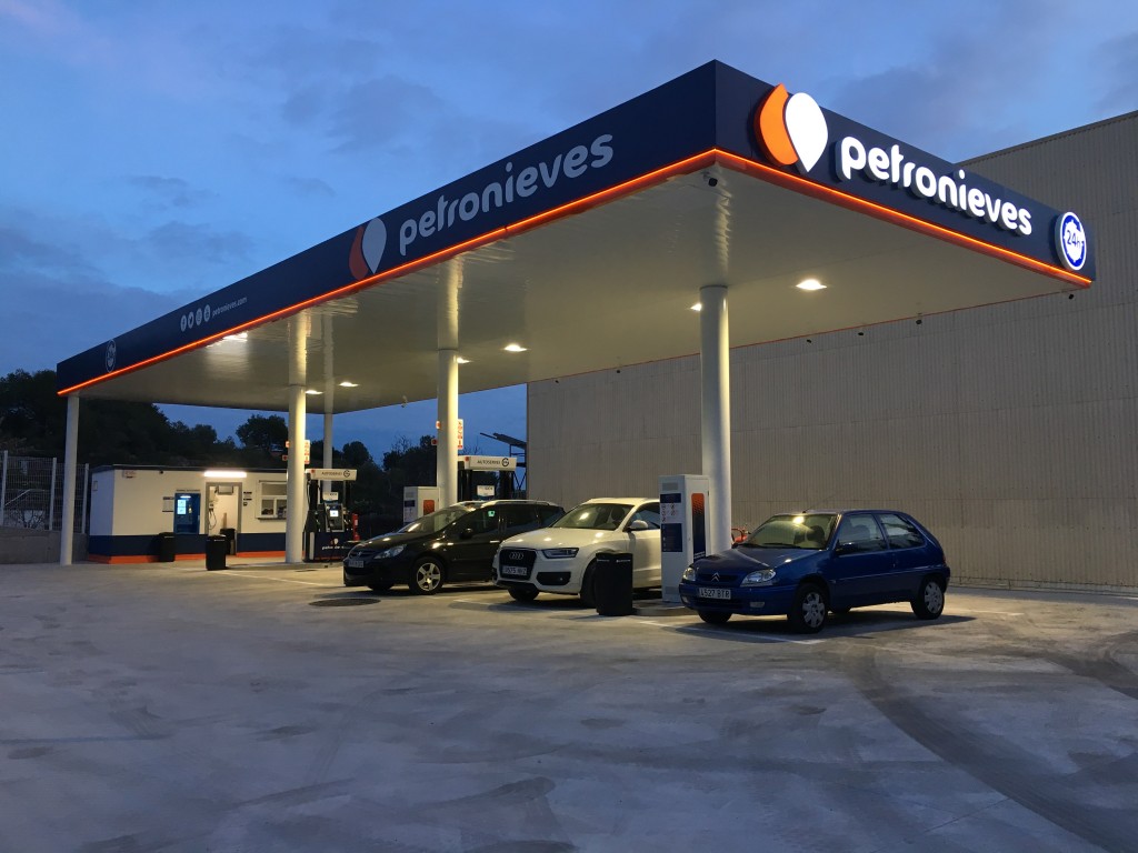 PETRONIEVES ABRE NUEVA GASOLINERA EN SITGES